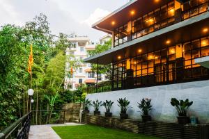 Κήπος έξω από το Sparrow Cherry Resort 2 min walk To MG Marg