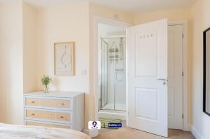 Koupelna v ubytování Last-Minute Escapes ! Summer Days l RTM Stay l 4 -Bed House By Finesse Stays Short Lets & Serviced Accommodation Wakefield With Parking, Contractors + 50 fotografií