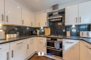 Kuchyň nebo kuchyňský kout v ubytování Last-Minute Escapes ! Summer Days l RTM Stay l 4 -Bed House By Finesse Stays Short Lets & Serviced Accommodation Wakefield With Parking, Contractors