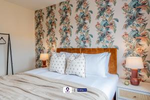 Postel nebo postele na pokoji v ubytování Last-Minute Escapes ! Summer Days l RTM Stay l 4 -Bed House By Finesse Stays Short Lets & Serviced Accommodation Wakefield With Parking, Contractors