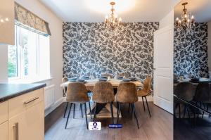 Foto dalla galleria di Last-Minute Escapes ! Summer Days l RTM Stay l 4 -Bed House By Finesse Stays Short Lets & Serviced Accommodation Wakefield With Parking, Contractors a Stanley