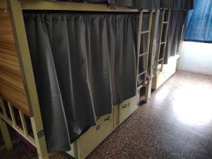Letto o letti a castello in una camera di SUDHAKAR DORMITORYs