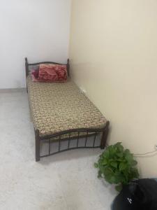 un banc dans un coin avec un sac à main dessus dans l'établissement Shafeeq Kuri, à Ajman