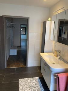 Bilik mandi di 110qm mit 2 Schlafzimmern & großem Wohnbereich