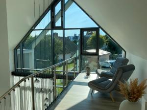 Happynest في زنغست: شرفة مع كرسيين ونوافذ زجاجية