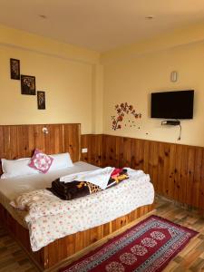 Postel nebo postele na pokoji v ubytování MOZO Inn&Cafe Jibhi