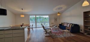 een keuken en woonkamer met een bank en een tafel bij Wonderful cozy apartment very well located in Gross Gurmels