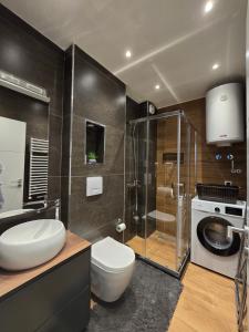 Kamar mandi di REGEX Apartment