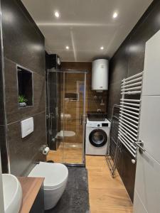 Vannas istaba naktsmītnē REGEX Apartment +4 fotogrāfijas