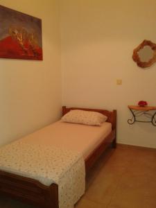 メギスティ島にあるMaria's Apartmentsの小さなベッドルーム(ベッド1台、テーブル付)