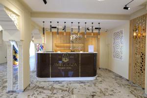Cette chambre dispose d'une table et d'un panneau. dans l'établissement AMIR PLAZA hotel, à Akmechetʼ
