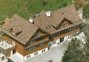 uma vista superior de uma casa com um telhado em Hotel Pension Im Dorf em Zuzwil
