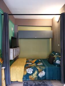 Ένα ή περισσότερα κρεβάτια σε δωμάτιο στο Le Bivouac du Maido studio 1