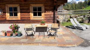 a table and chairs in front of a cabin at TIROLER TRAUMHAUS Hochzillertalblick - AlpenLuxus Collection in Stumm