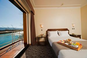ein Hotelzimmer mit Bett und Balkon in der Unterkunft Hotel Naguilan in Valdivia + 46 Fotos