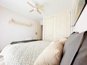 Postel nebo postele na pokoji v ubytování Calas Blancas + 25 fotografií