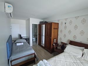 ein Schlafzimmer mit zwei Betten und einem Schrank in der Unterkunft Ap70 m2 condomínio luxo Costa Espanha- Salvador- pré Carnaval -Réveillon em praia exclusiva- Vista Mar in Salvador + 21 Fotos