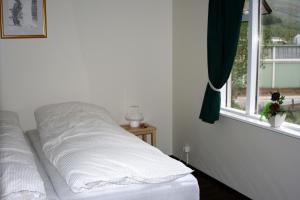 Voodi või voodid majutusasutuse Hofdi Guesthouse toas