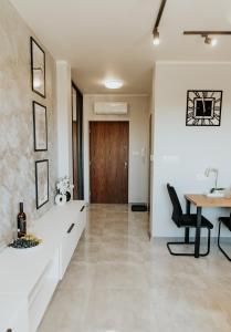 un salon avec un bureau et une table dans l'établissement Apartamenty Czestochowa Eu 'garaż gratis', à Częstochowa