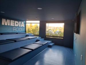 une salle d'attente avec des canapés et un panneau mural dans l'établissement Aparta estudio en Chia con la mejor vista, à Chía 31 autres photos