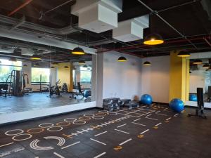 - une salle de sport avec une salle de sport équipée dans l'établissement Aparta estudio en Chia con la mejor vista, à Chía