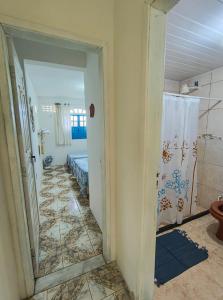 a hallway leading to a bathroom with a shower at Casa Orí Ayô in Vera Cruz de Itaparica +92 photos