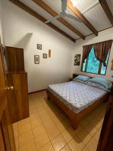 Giường trong phòng chung tại Cabinas Caribe Luna