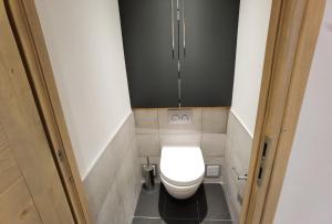 a small bathroom with a white toilet in a room at MyHome - Curling A3 15 - Très beau 2 pièces 4pax skis aux pieds - Val Claret in Tignes +10 photos