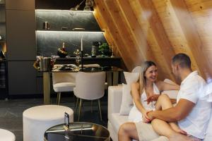 Hosté ubytování Luxurious cabin for couples with hot tub lake view