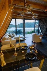 Posezení v ubytování Luxurious cabin for couples with hot tub lake view