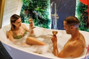 Hosté ubytování Luxurious cabin for couples with hot tub lake view