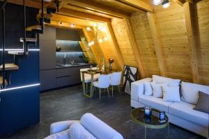 Posezení v ubytování Luxurious cabin for couples with hot tub lake view