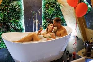 Hosté ubytování Luxurious cabin for couples with hot tub lake view