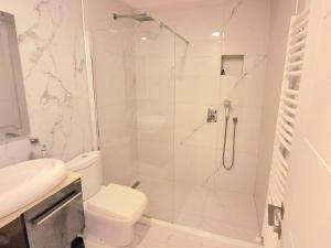 Un baño con ducha, inodoro y lavabo. en Titi Luxury&Spa, en Ulcinj