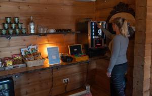 Hotel Breiddalsvikにあるコーヒーまたはお茶
