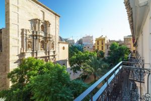 uma vista para a cidade a partir de uma varanda em Valencia Home em Valência