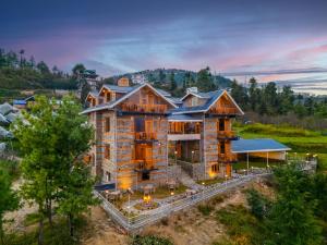 una vista aérea de una casa grande en Kathkuni by Jomotel - A Pure Veg Boutique Stay, en Cheog