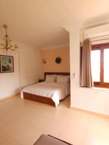 Una cama o camas en una habitación de Riad Dar Achaach