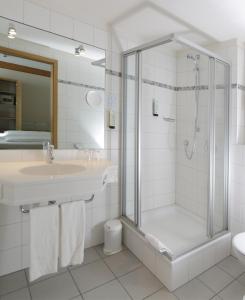 ニュームブレヒトにあるKaspers Gästehausのシャワーと洗面台付きのバスルーム