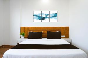 Postel nebo postele na pokoji v ubytování Super Hotel O Sky Suites Hotel Noida Sec 44 Near botanical Metro