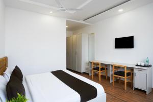 TV a/nebo společenská místnost v ubytování Super Hotel O Sky Suites Hotel Noida Sec 44 Near botanical Metro
