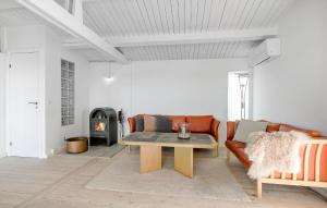 Posezení v ubytování Lovely Home In Ølsted With Kitchen