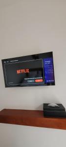 TV a/nebo společenská místnost v ubytování Umah Yugadi Bali