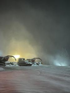 eine Gruppe von Autos ist im Schnee geparkt in der Unterkunft STENATA Sport Apartments in Pamporowo + 94 Fotos