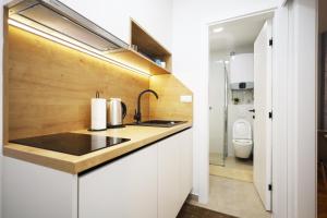 萨拉热窝Apartman Bene的厨房配有水槽和卫生间 更多26张照片