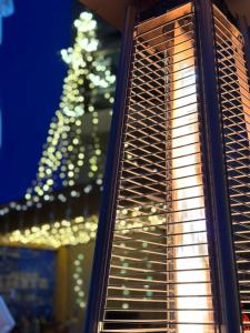 ein Fenster eines Gebäudes mit einem Weihnachtsbaum im Hintergrund in der Unterkunft STENATA Sport Apartments in Pamporowo