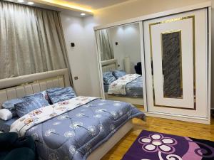 Postel nebo postele na pokoji v ubytování Three bedrooms apartment for Stars near city stars