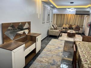 Posezení v ubytování Three bedrooms apartment for Stars near city stars