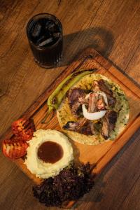 een bord eten op een houten tafel bij Yeldeğirmeni Konuk Evi in Istanbul