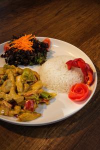 een bord met rijst en groenten op een tafel bij Yeldeğirmeni Konuk Evi in Istanbul